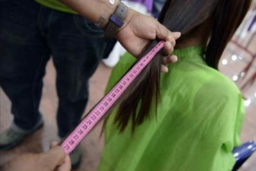 ¡A LO QUE LLEGAMOS! Mujeres venezolanas venden su cabello para comprar comida