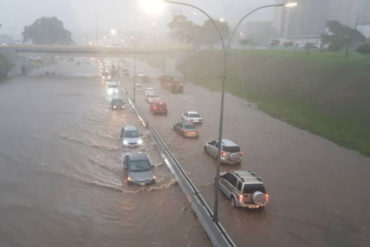 ¡COLAPSO! Completamente anegado el distribuidor Altamira en ambos sentidos: piden tomar precauciones (+Fotos+Videos)