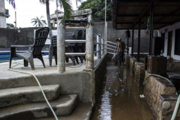 ¡TERRIBLE! Entre el lodo, basura y escombros quedó Puerto Carayaca tras las fuertes lluvias y crecida del río