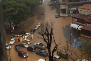 ¡QUÉ CAOS! Fuertes precipitaciones también colapsaron las calles de El Paraíso #22Oct