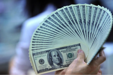 ¡INTERESANTE! Este economista explica el motivo de la caída del valor del dólar