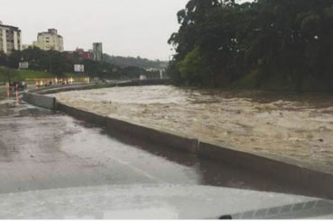 ¡CAOS TOTAL! Fuertes lluvias causaron el desbordamiento del Río Guaire y estragos en Caracas (+Fotos+Videos impactantes)