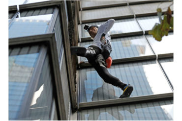 ¡ASOMBROSO! El “Spiderman” francés vuelve a ser noticia tras escalar la torre Heron de Londres (Fotos + Videos)