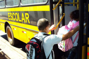 ¡DE LOCOS! Transportistas escolares cobran esta alta suma en dólares por sus servicios