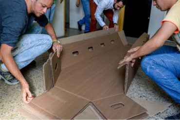 ¡INSÓLITO! Bolsas y urnas de cartón: Así se las ingenian los varguenses para enterrar a sus familiares