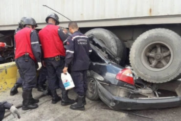 ¡CATASTRÓFICO! 2 vehículos quedaron bajo una gandola tras accidente en la autopista de Valencia (una embarazada herida) (+Fotos +Videos)