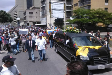 ¡SOLIDARIOS! Venezolanos acompañaron a pie el cortejo fúnebre de Fernando Albán hasta el Cementerio del Este