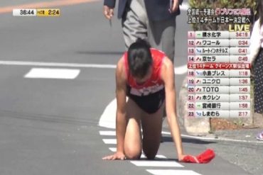 ¡GUERRERA! Atleta japonesa se fracturó la pierna en plena maratón pero culminó la carrera gateando (+Video)