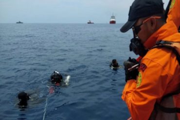 ¡LO ÚLTIMO! Encontraron cadáveres entre los restos del avión de Lion Air estrellado en Indonesia