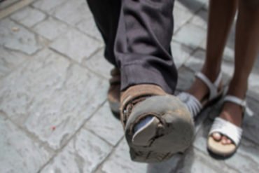 ¡QUÉ TRISTE! Venezolanos hacen malabares para adquirir un par de zapatos con esta inflación (algunos solo compran suelas)