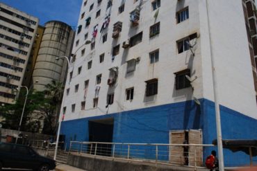 ¡TRAGEDIA EN VARGAS! Falleció niña de 2 años al caer en el ascensor desde el piso 3 de un edificio