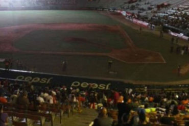 ¡QUÉ INEFICIENCIA! Estadio Luis Aparicio quedó a oscuras por falla eléctrica en el día inaugural