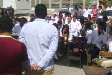 ¡EL COLMO! Estudiantes de medicina de la ULA recibieron clases en plena calle por las pésimas condiciones de la institución (+Fotos)