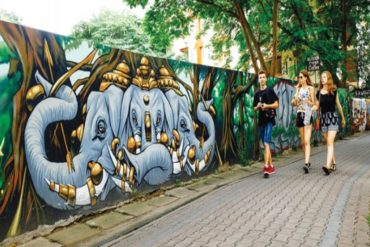 ¡QUÉ TERRIBLE! Turistas podrían afrontar 10 años de cárcel por pintar un graffiti en Tailandia