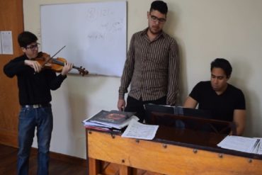 ¡MÍRELOS! Los venezolanos que se ganan la vida en las calles de Perú gracias a la música (+Video)