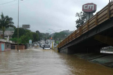 ¡TERRIBLE! Torrenciales lluvias en Los Teques causaron inundaciones y daños materiales