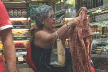 ¡QUÉ VIDA TAN DURA! Pillan a Tibisay Lucena haciendo compras «nerviosas» en un mercado de Estambul