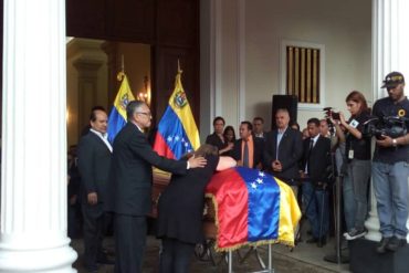 ¡DOLOROSO! El desconsolado llanto de la madre de Fernando Albán en pleno homenaje en el Palacio Federal Legislativo (+Videos +Fotos)