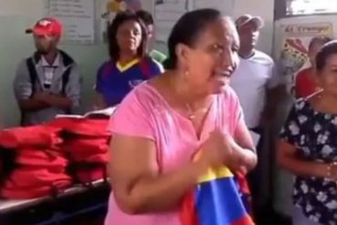 ¡BURDO ADOCTRINAMIENTO! Maestra pide a niños “agradecer” al presidente por entrega de útiles (+Video que da pena)