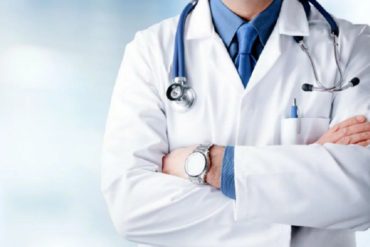 ¡SEPA! Más de 80% de médicos venezolanos recién graduados piensa emigrar, según Médicos Unidos