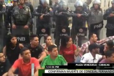 ¡QUÉ DOLOR! Estudiantes, dirigentes y sociedad civil rinden tributo al concejal Fernando Albán en las afueras del Sebin (Foto+Video)