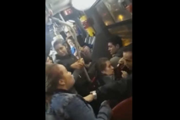 ¡VEA! Encontró al esposo con una amante en pleno autobús y esto fue lo que ocurrió (+Video)