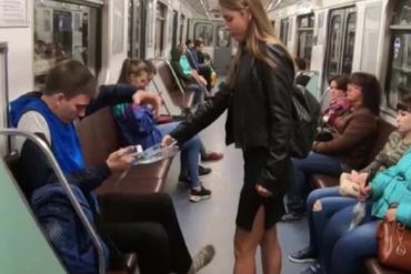 ¡MÍRELA! Una mujer vierte cloro a los hombres que se sientan con las piernas abiertas en el Metro