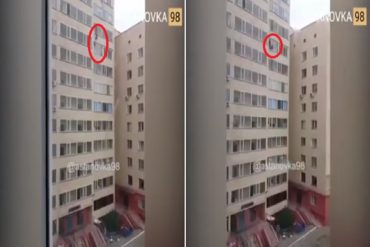 ¡QUÉ SUSTO! Vea el momento en que un hombre salvó a un niño que cayó desde el piso 10 de un edificio (+Video)