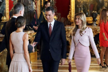 ¡LO ESTALLARON! El error de protocolo del socialista Pedro Sánchez y su esposa en la recepción real que no perdonaron en las redes (+Video)