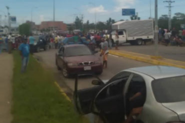 ¡NO SE LA CALAN! Pescadores trancaron acceso a Higuerote en protesta por constantes robos (+Fotos)