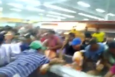 ¡QUÉ DESASTRE! La tángana que se armó cuando llegó el pollo a precio regulado en supermercado del Zulia (+Video)