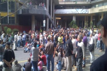 ¡MOSCA! Se produjo una situación irregular en plena protesta de sindicatos en el centro de Caracas (+Video)