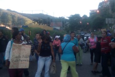 ¡DUROS! “No se trata de color político”: la contundente pancarta de los vecinos de Macarao este #29Oct (+Video)