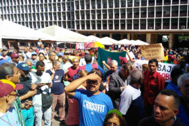 ¡HABLA EL PUEBLO! Trabajadores protestan este #25Oct y mandan mensaje a Maduro: «Viva un mes con el sueldo que ganamos» (+Video)