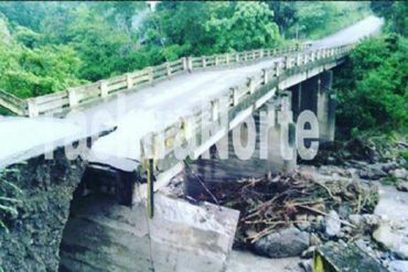 ¡VÉALO! El colapso del puente en la comunidad de San Pedro en Táchira tras fuertes lluvias (+Fotos)