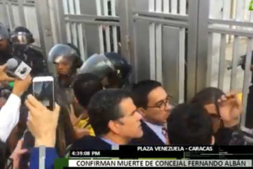 ¡URGENTE! Funcionarios impiden la entrada de diputados y periodistas a la sede del Sebin (exigen información del concejal) (Fotos+Video)