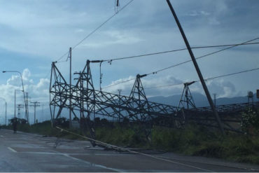 ¡ATENCIÓN! Torre de alta tensión colapsó y cayó en plena Autopista Regional del Centro (+Fotos)