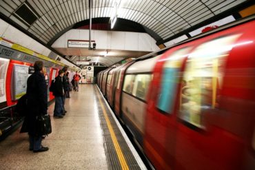 ¡TERRIBLE! Mujer fue brutalmente golpeada en un tren de Londres porque habló en español