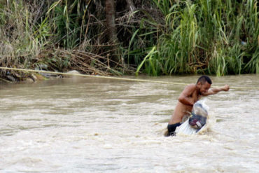 ¡DE IMPACTO! Por las trochas y cruzando el peligroso río Táchira, venezolanos huyen hacia Colombia (+Fotos dolorosas)