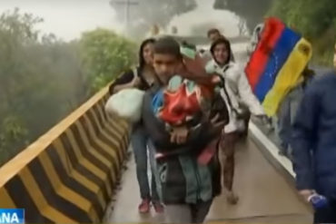 ¡QUÉ DURO! Con bebés en Brazos y bajo la lluvia venezolanos caminan por las carreteras de Colombia (+Video)