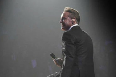 ¡QUÉ RAYA! El “oso” que armó Luis Miguel en concierto en Panamá: Le pegó al sonidista con un micrófono y fue abucheado (+Video)