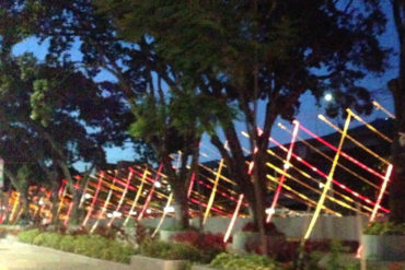 ¡INSÓLITO! Caracas sufre cada vez más los apagones y el gobierno mandó a decorar con luces de Navidad el río Guaire (+Fotos)