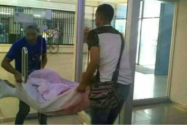 ¡QUÉ DOLOR! Abuela fue trasladada en un colchón para poder cobrar la pensión (+Foto)