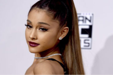 ¡UPA! La polémica foto de Ariana Grande besando a una mujer que dejó con la boca abierta a sus fans (+Foto)