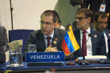 ¡QUÉ RARO! Arreaza le replicó a los que hablaron de la crisis venezolana en la Cumbre Iberoamericana: Nos utilizan como cortina de humo para tapar sus problemas (+Video)