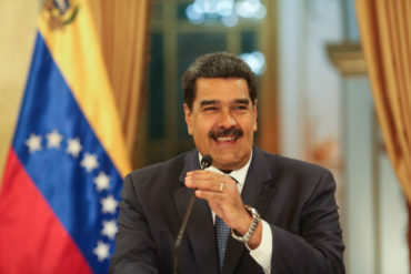 ¡TIENE QUE VERLO!  “Como el comandante siempre lo soñó”: El video de un grupo de GNB rindiéndole pleitesía a Maduro (+Video)