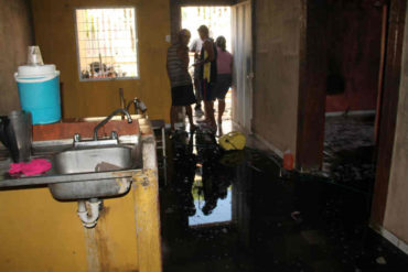 ¡TERRIBLE! Cortocircuito producido por apagón provocó incendio en vivienda en Zulia (la familia lo perdió todo)