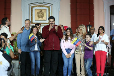 ¡TODO UN SHOW! A Maduro le cantaron su «cumpleaños feliz» con torta y música en Miraflores (+amigos rojitos) (+Video)