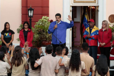 ¡NO TIENE LÍMITES! Maduro pidió “estudio y fusil para que la juventud universitaria defienda la patria con las armas”