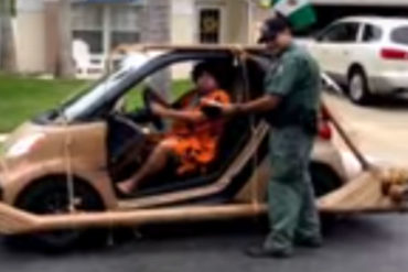 ¡VÉALO! Policía detuvo a un hombre disfrazado de Pedro Picapriedra por conducir a gran velocidad su troncomóvil (+Video para reir)